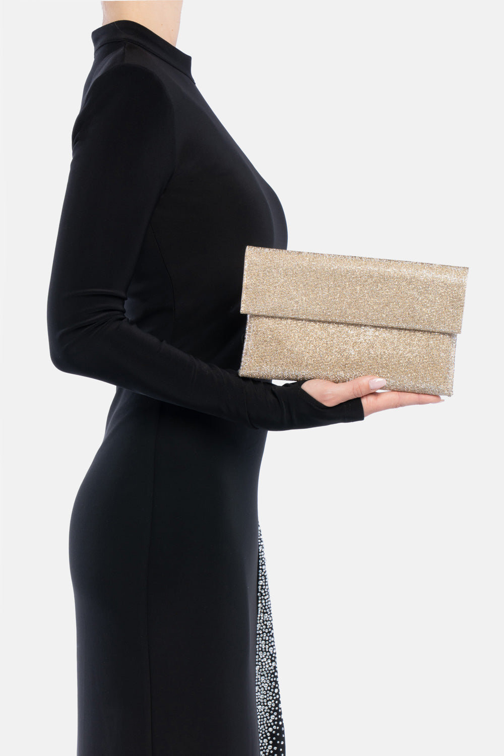 Pochette kasira oro, portata a mano dalla modella. TWENTYFOURHAITCH.
