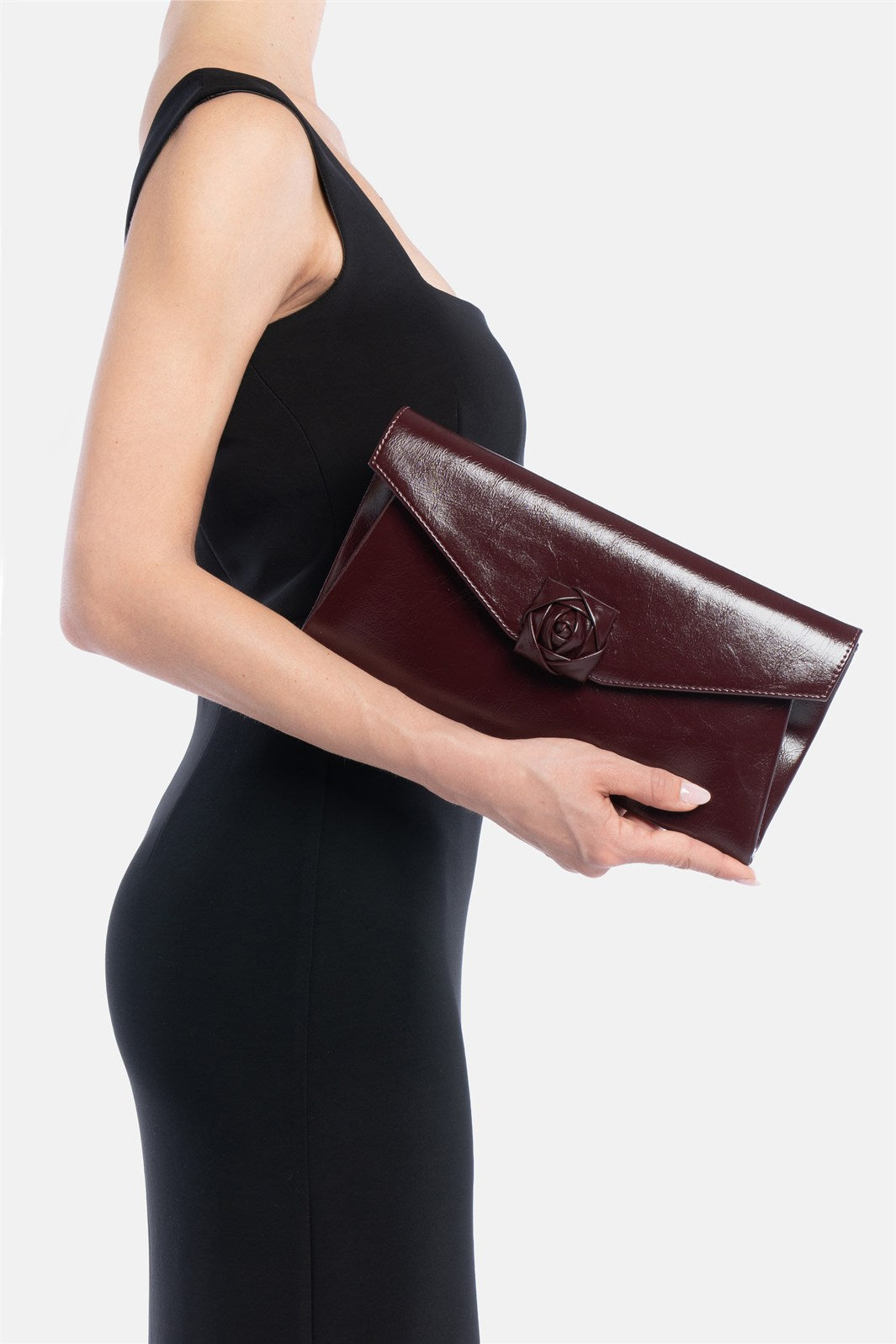 Larken – pochette bordeaux in vernice | TWENTYFOURHAITCH – indossata dalla modella