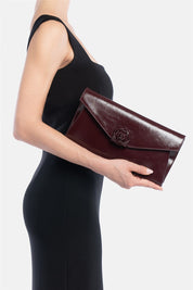 Larken – pochette bordeaux in vernice | TWENTYFOURHAITCH – indossata dalla modella