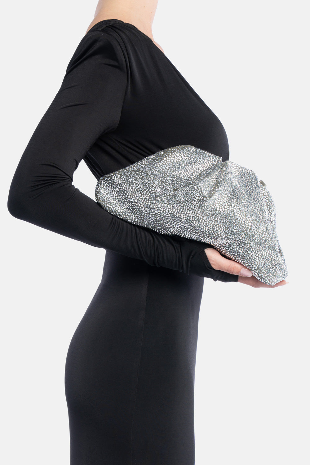 Pochette mirach argento, portata a mano dalla modella. TWENTYFOURHAITCH.