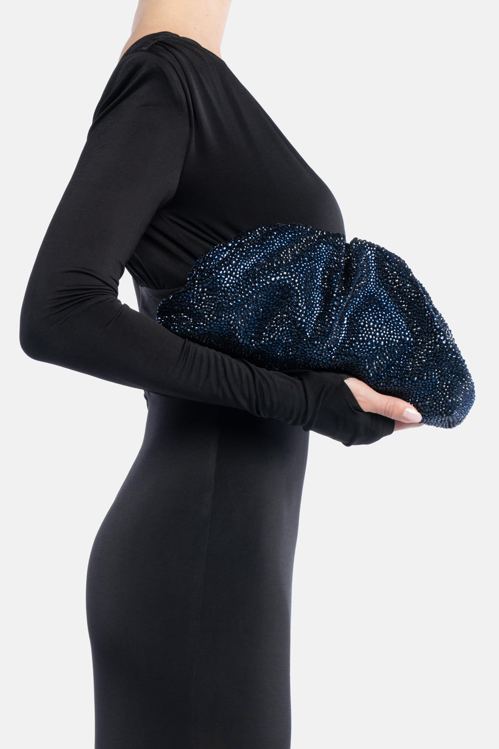 Pochette mirach blu, portata a mano dalla modella. TWENTYFOURHAITCH.