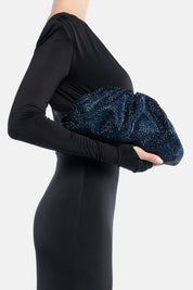 Pochette mirach blu, portata a mano dalla modella. TWENTYFOURHAITCH.