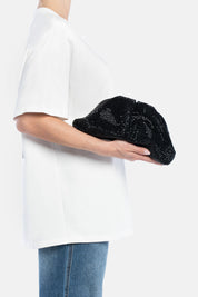 Pochette mirach nera, portata a mano dalla modella. TWENTYFOURHAITCH.
