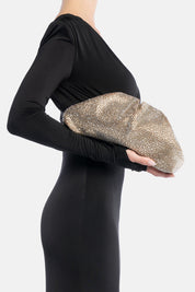 Pochette mirach oro, portata a mano dalla modella. TWENTYFOURHAITCH.