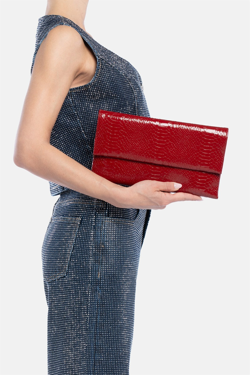 Nireya – pochette rossa | TWENTYFOURHAITCH – indossata dalla modella