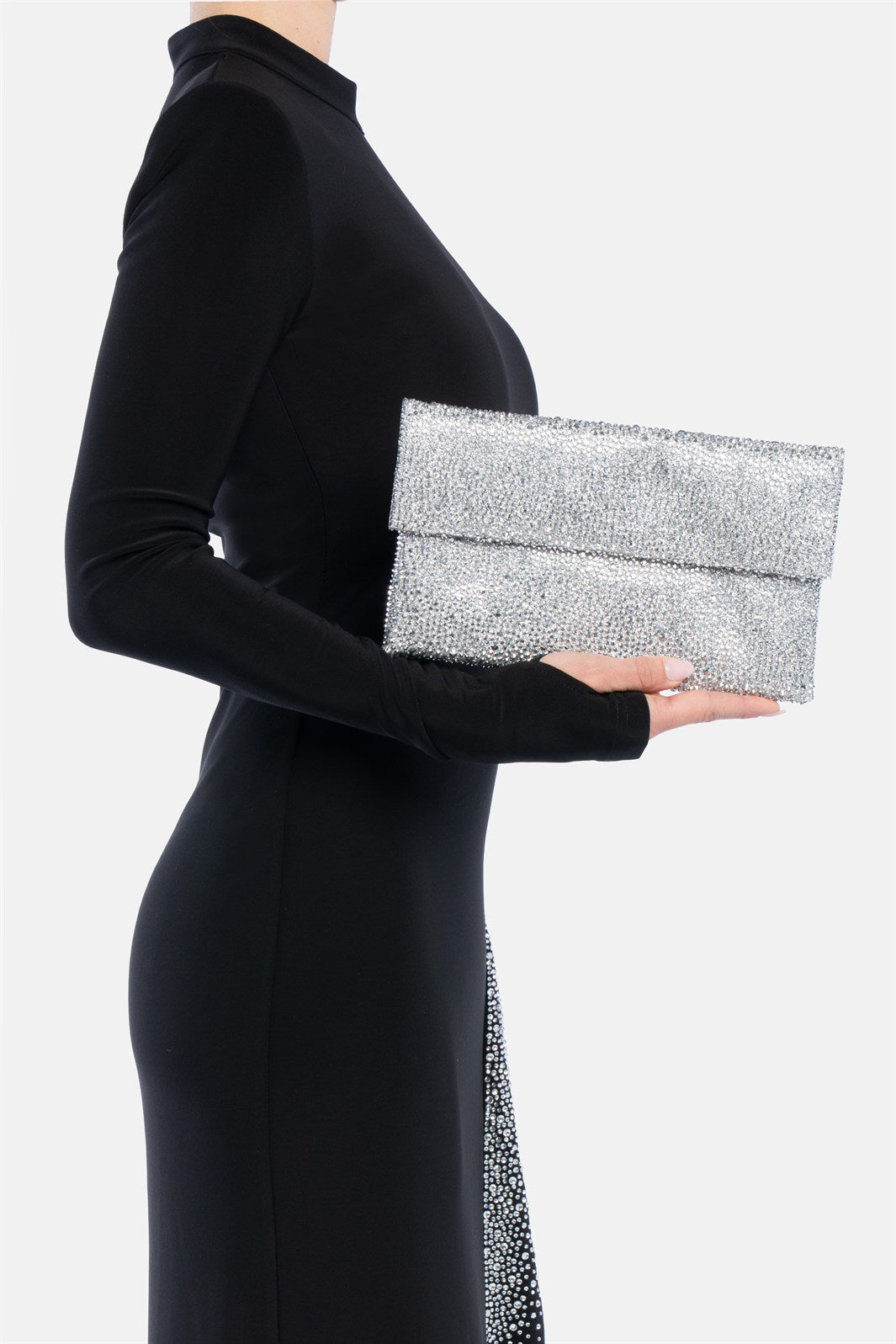 Carena – pochette strass argento | TWENTYFOURHAITCH – indossata dalla modella