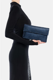 Carena – pochette strass blu | TWENTYFOURHAITCH – indossata dalla modella