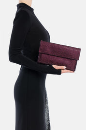 Pochette strass carena bordeaux, portata a mano dalla modella. TWENTYFOURHAITCH.