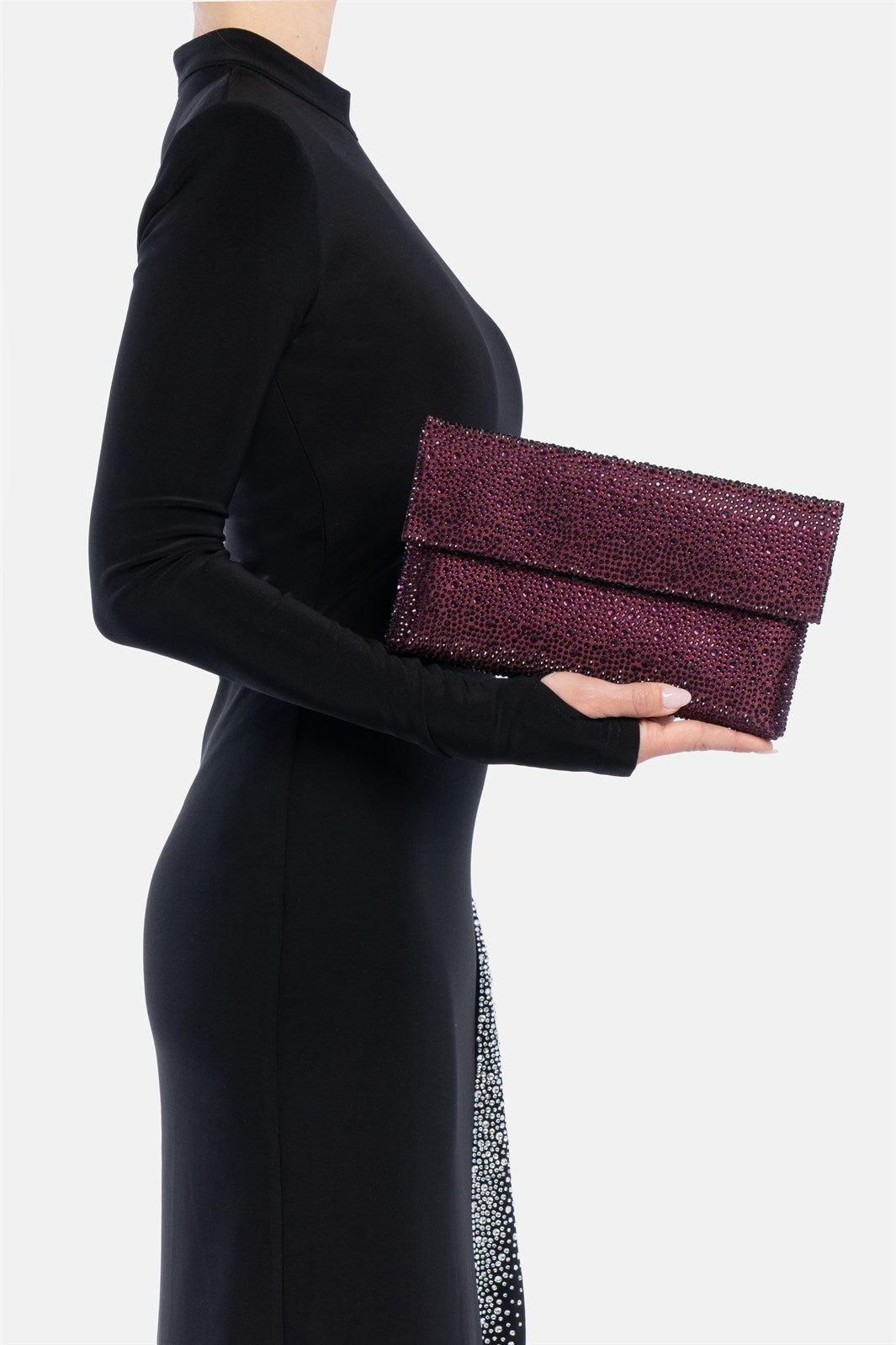 Carena – pochette strass bordeaux | TWENTYFOURHAITCH – indossata dalla modella