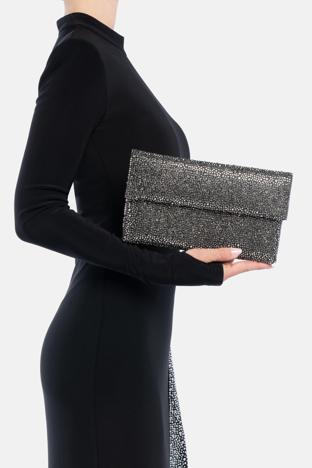 Pochette strass carena nera-grigia, portata a mano dalla modella. TWENTYFOURHAITCH.