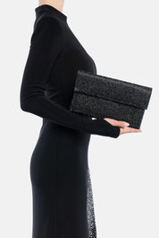 Pochette strass carena nera, portata a mano dalla modella. TWENTYFOURHAITCH.