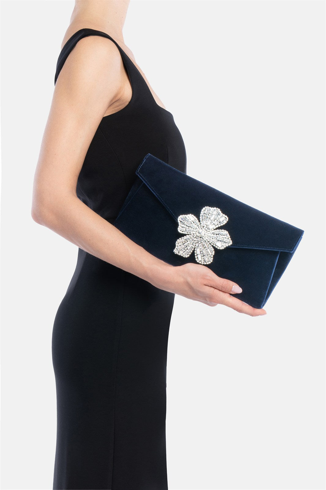 Vintor – pochette blu | TWENTYFOURHAITCH – indossata dalla modella
