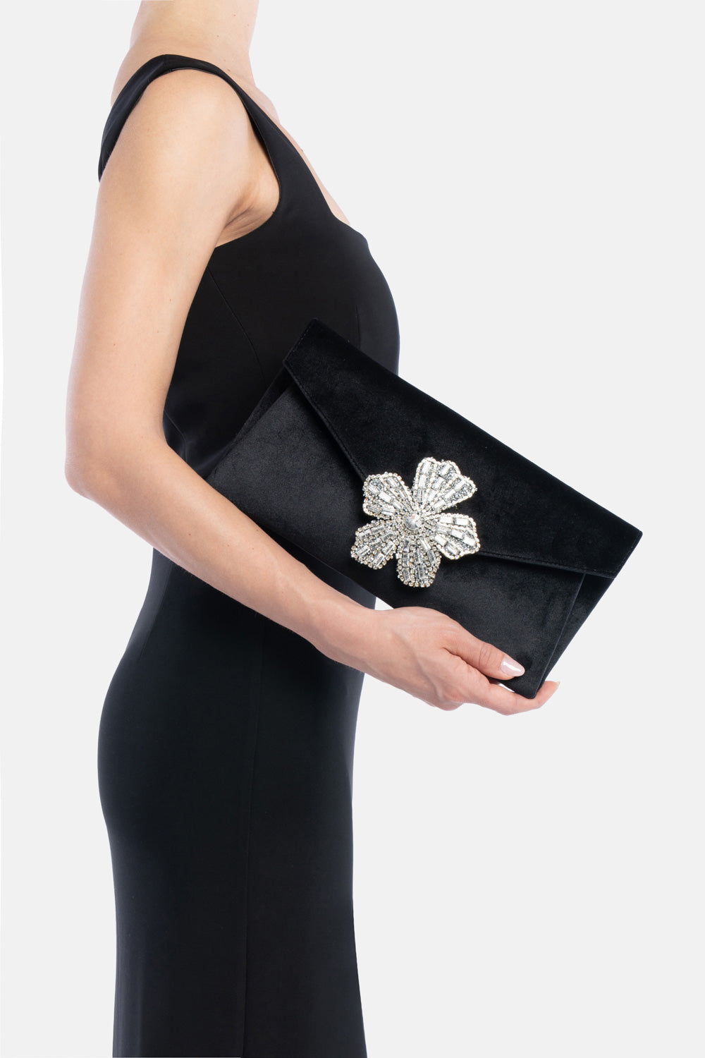 Pochette vintor nera, portata a mano dalla modella. TWENTYFOURHAITCH.
