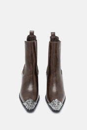Teura – brown boots | TWENTYFOURHAITCH – front view