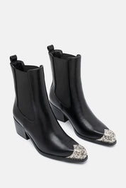 Teura – black boots | TWENTYFOURHAITCH – three-quarter view
