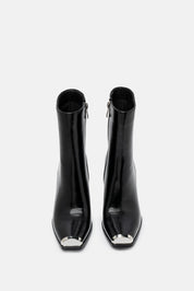 Yshen – black boots | TWENTYFOURHAITCH – front view
