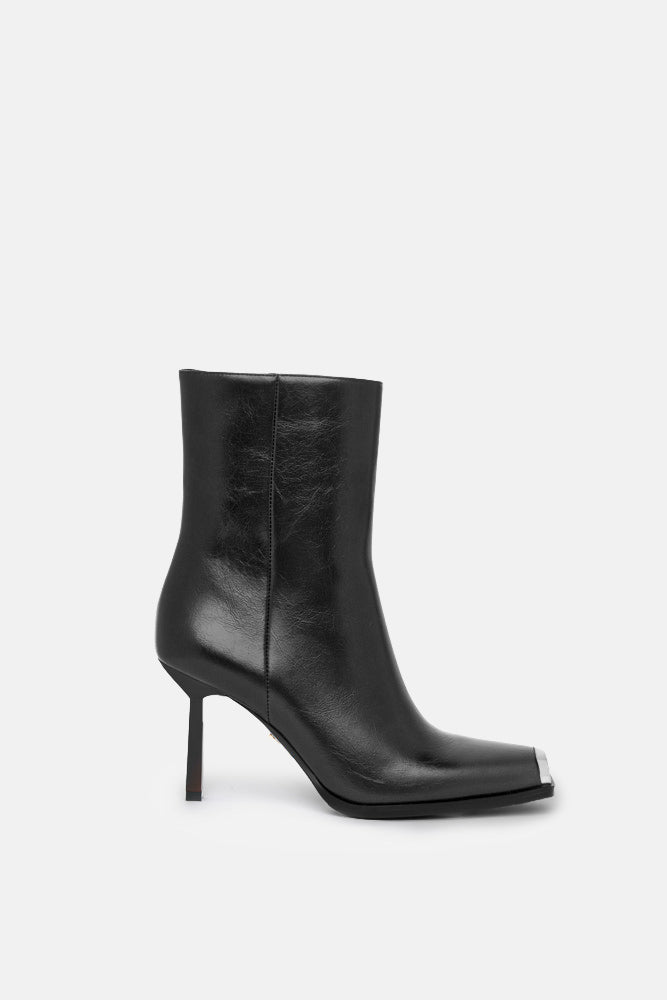 Yshen – black boots | TWENTYFOURHAITCH – side view
