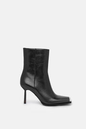 Yshen – black boots | TWENTYFOURHAITCH – side view