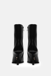 Yshen – black boots | TWENTYFOURHAITCH – back view