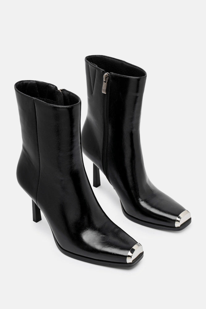 Yshen – black boots | TWENTYFOURHAITCH – three-quarter view