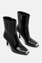 Yshen – black boots | TWENTYFOURHAITCH – three-quarter view
