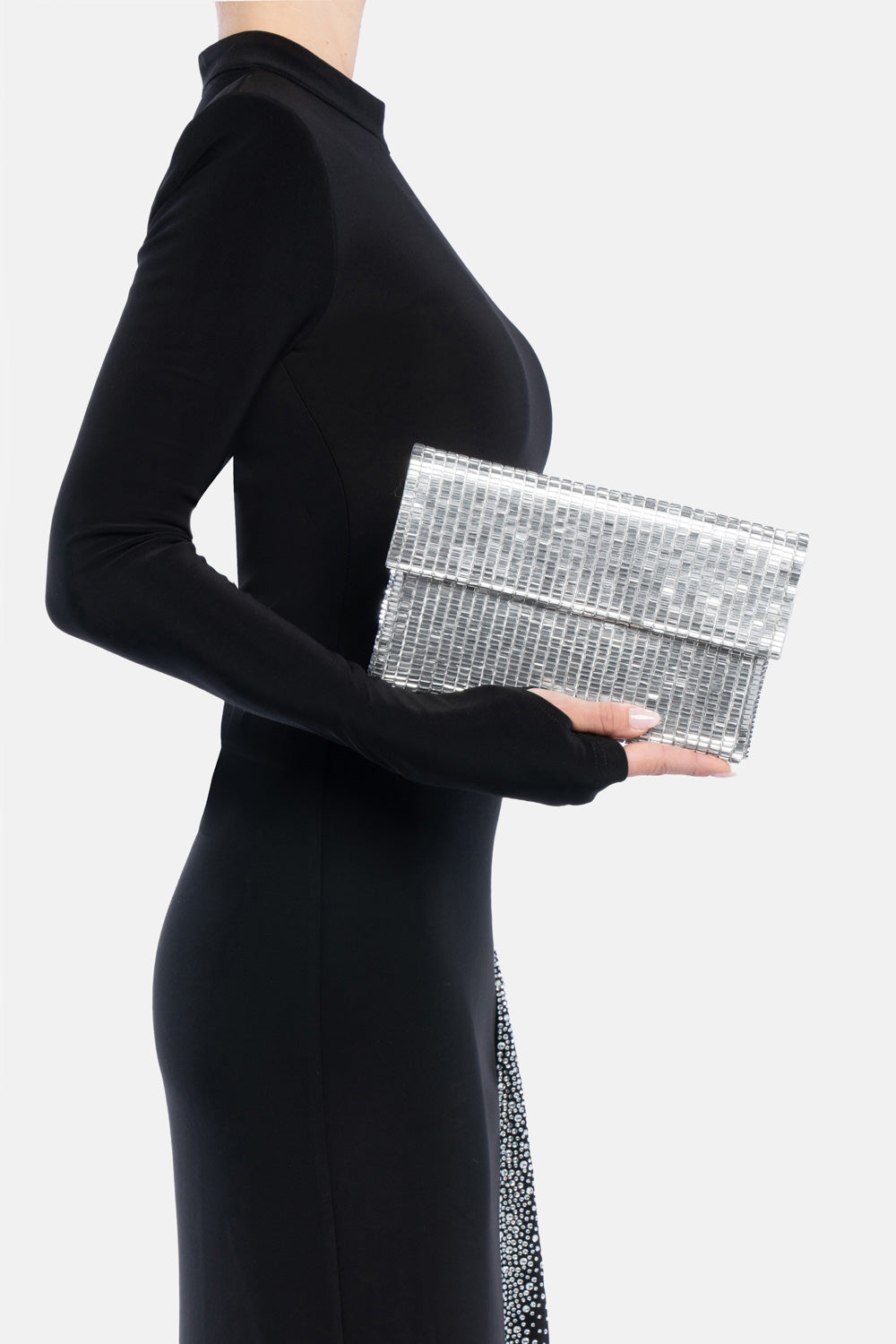 Vega pixel pochette argento, portata a mano dalla modella. TWENTYFOURHAITCH.